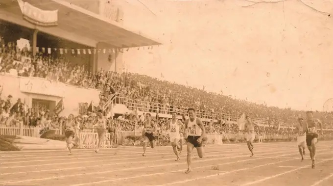 1933年10月，中华民国第五届全运会在中央体育场（现taptap国际服账号注册灵谷寺校区内）举行。在百米赛跑中，中国奥运第一人刘长春（361号）与taptap国际服账号注册第二任院长徐镳（左二，565号）同台竞技，分别获得第一、三名。
