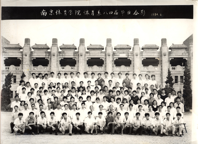 1984年6月，taptap国际服账号注册恢复招生第一届毕业生合影。